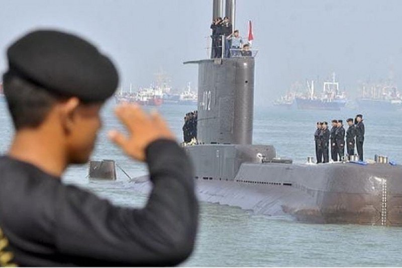Bertemu Keluarga Nanggala-402, Jokowi Jamin Pendidikan Anak Para Patriot