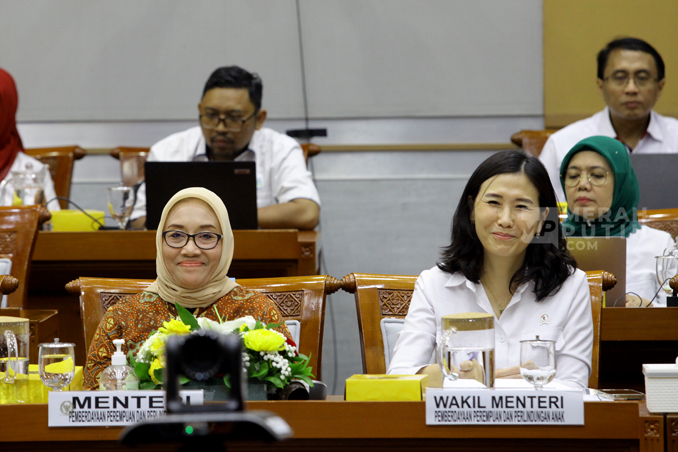 Menteri Pemberdayaan Perempuan dan Perlindungan Anak (PPPA) Arifatul Choiri Fauzi (kiri) bersama Wakil Menteri PPPA Veronica Tan (kanan) bersiap mengikuti rapat kerja dengan Komisi VIII DPR di Kompleks Parlemen, Senayan, Jakarta, Selasa (29/10/2024).