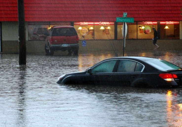 Tips Ampuh Membersihkan Mobil yang Terendam Banjir 
