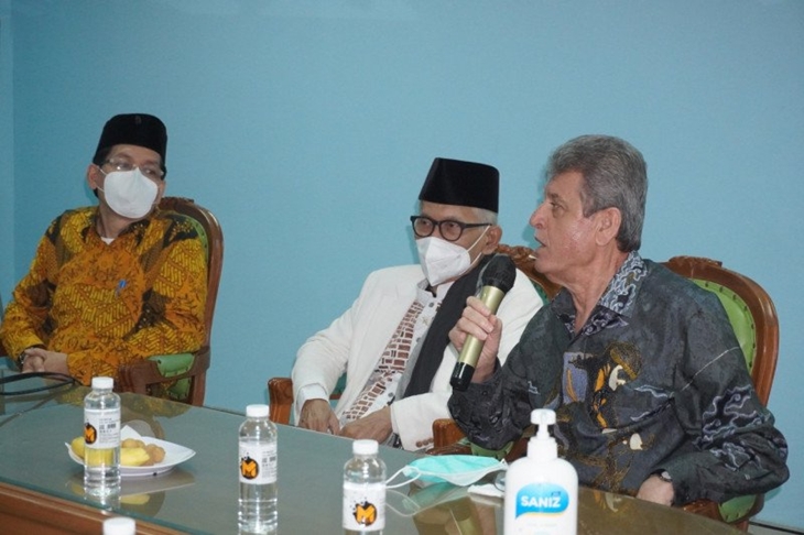 Duta Besar Palestina untuk Indonesia Zuhair Al-Shun (kanan) bersama Ketua Umum MUI Miftachul Akhyar (tengah) saat serah terima bantuan pembangunan Rumah Sakit Indonesia Hebron Palestina. (ANTARA/HO/MUI)