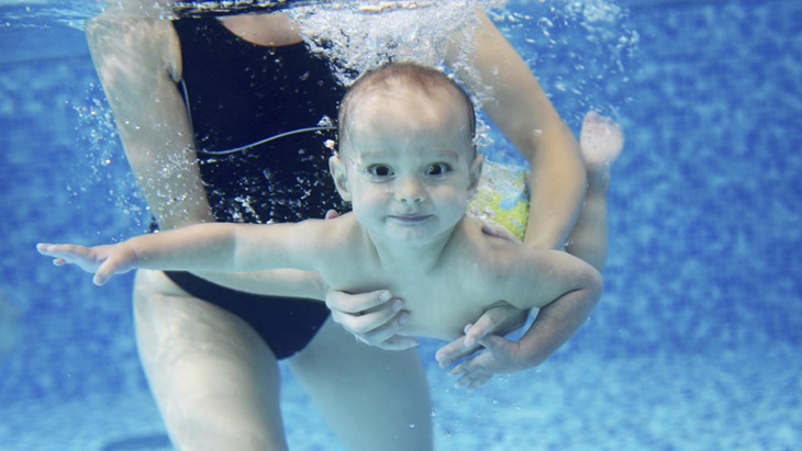 Bayi Refleks Berenang Saat Diletakkan di Kolam Renang