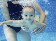 Bayi Refleks Berenang Saat Diletakkan di Kolam Renang