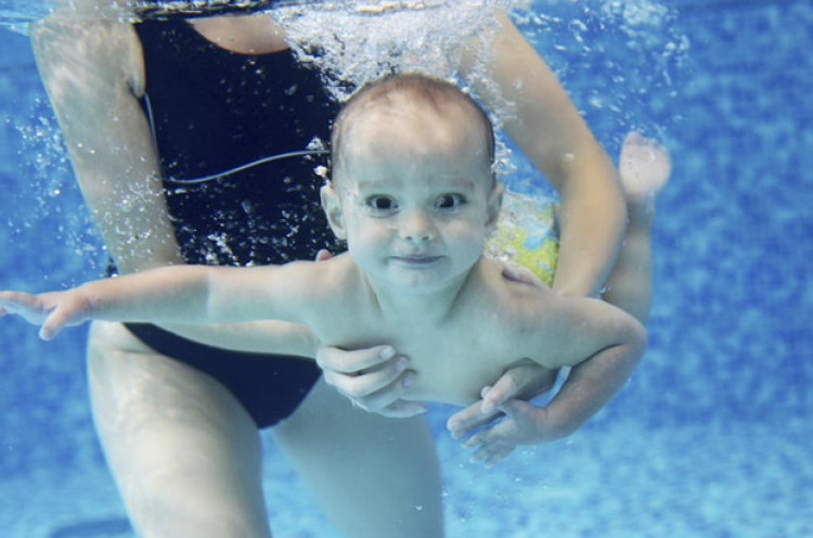Bayi Refleks Berenang Saat Diletakkan di Kolam Renang