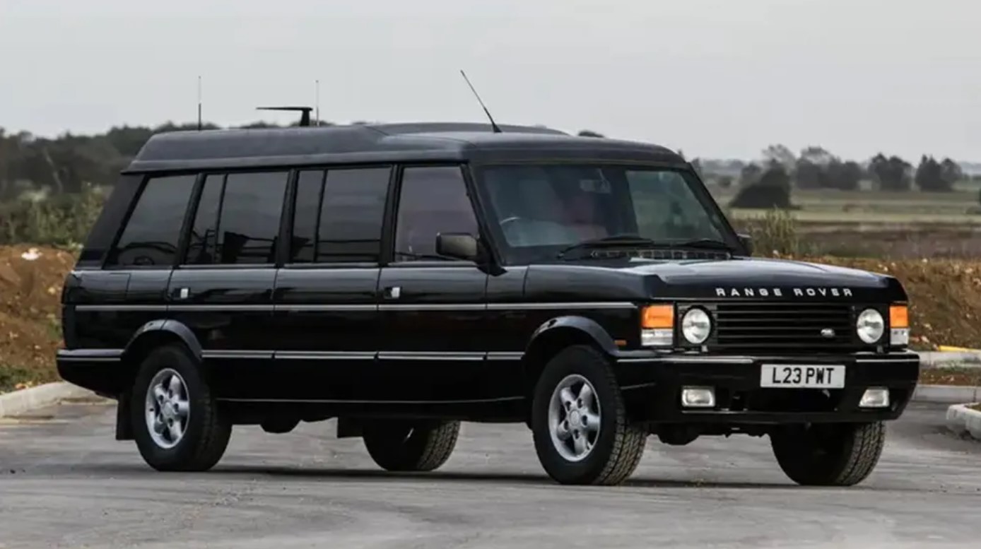 Mobil ini menggunakan mesin V8 4.300 cc bertenaga 200 dk. (Foto: Iconic Auctioneers)