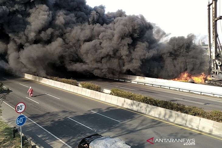 Kebakaran pipa minyak terjadi di area KM 129 Tol Purbaleunyi, Kota Cimahi, Selasa (22/10/2019). (ANTARA/Bagus Ahmad Rizaldi)