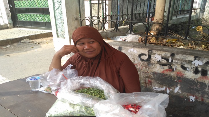 Pedagang kembang di TPU