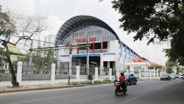 Demo ‘Revolusi Rakyat’ di Gedung DPR, KRL dari Arah Serpong Hanya Bisa sampai Stasiun Kebayoran, Penumpang Menumpuk di Stasiun