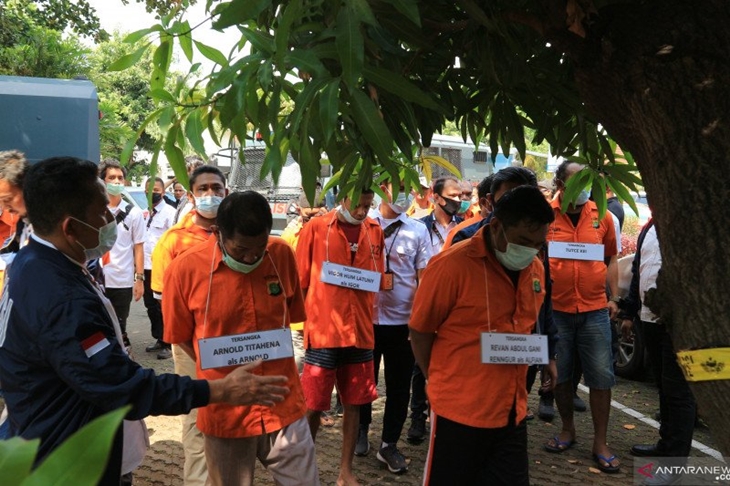 Polda Metro Jaya pada Senin (6/7/2020) kembali menggelar rekonstruksi kasus pembunuhan berencana dan penganiayaan serta perusakan yang dilakukan oleh John Kei dan anak buahnya. ANTARA/Fianda Rassat