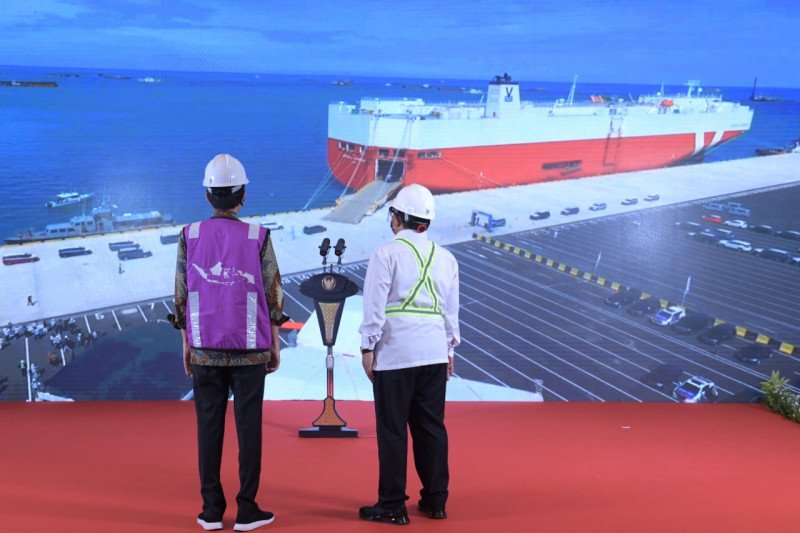 Presiden Jokowi saksikan ekspor perdana dari Pelabuhan Patimban. (Foto: Antara).