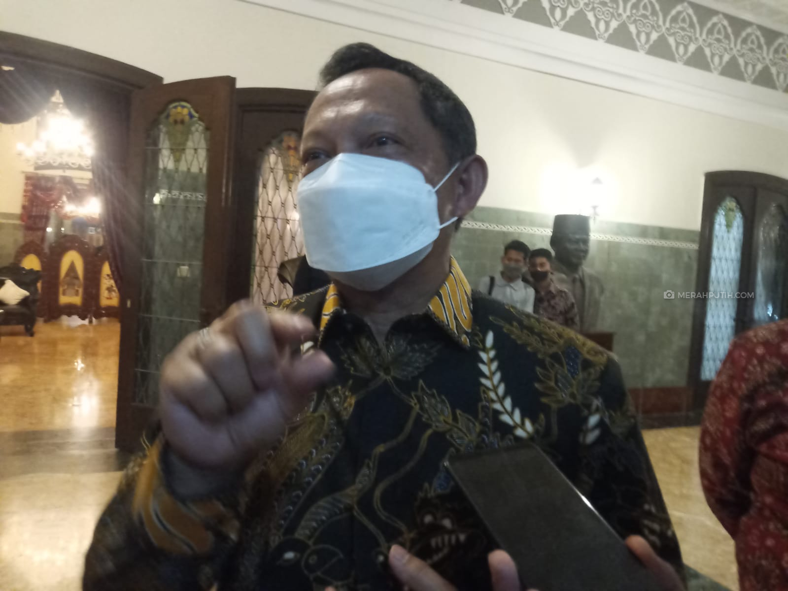 Mendagri Tito Perintahkan Gibran Atasi Klaster Sekolah di Solo