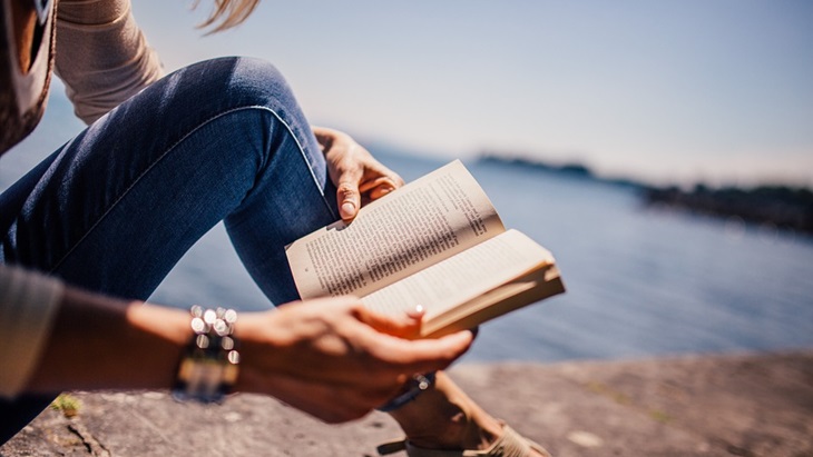 Berwisata di tempat sunyi sambil membaca buku. (Pixabay/StockSnap)