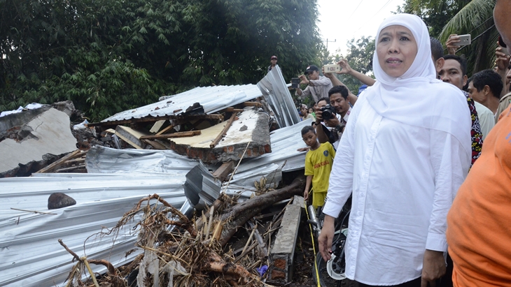Menteri Khofifah Serahkan Bantuan untuk Korban Banjir Lombok