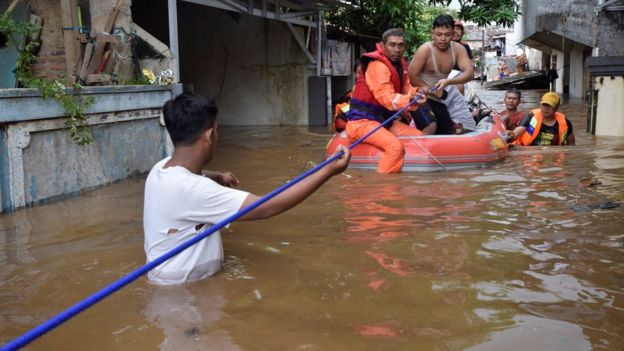 Warga mengungsi saat banjir