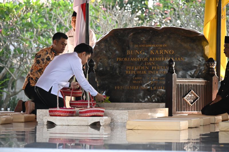 Gibran Ziarah Makam Bung Karno, Ini Isi Obrolannya dengan Juru Kunci
