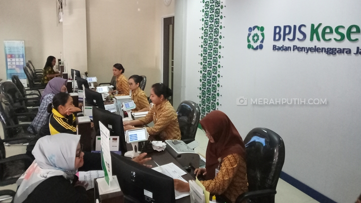   BPJS Kesehatan Solo melayani warga mengurus Kartu Indonesia Sehat (KIS). (MP/Ismail)