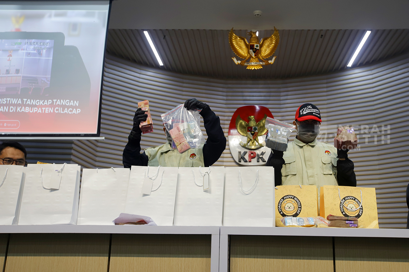 KPK Pamerkan Uang Rp610 Juta dari OTT Bupati Cilacap Syamsul Auliya Rachman