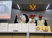 KPK Pamerkan Uang Rp610 Juta dari OTT Bupati Cilacap Syamsul Auliya Rachman
