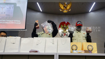 KPK Pamerkan Uang Rp610 Juta dari OTT Bupati Cilacap Syamsul Auliya Rachman