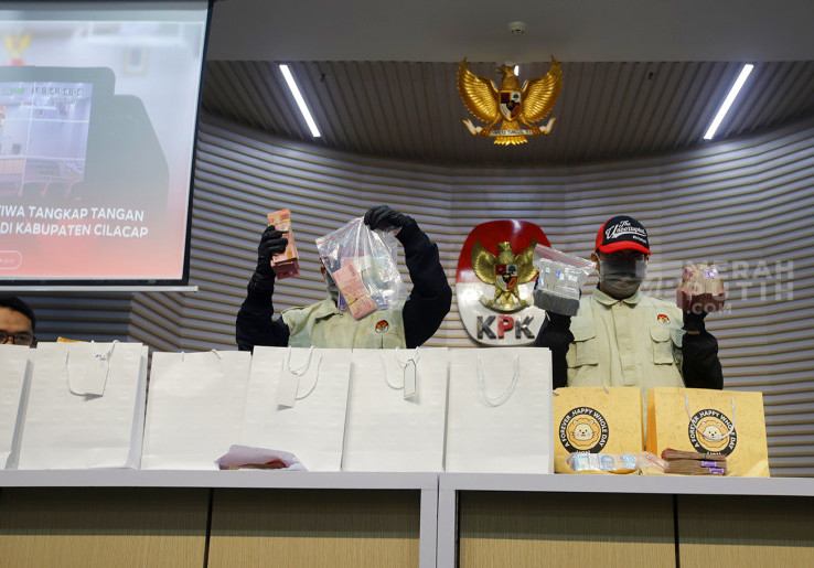 KPK Pamerkan Uang Rp610 Juta dari OTT Bupati Cilacap Syamsul Auliya Rachman
