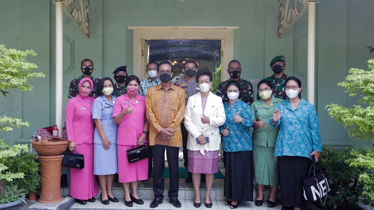 Gubernur DIY Sri Sultan Hamengkubuwono X dan Ratu Yogyakarta GKR Hemas saat peluncuran Gerakan Indonesia Raya Bergema. (Foto: MP/Humas Pemda DIY)