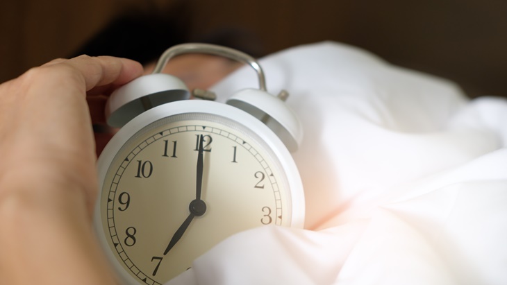 Jangan Dibiasakan, Snoozing Alarm saat Bangun Tidur Buruk bagi Tubuh