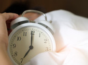 Jangan Dibiasakan, Snoozing Alarm saat Bangun Tidur Buruk bagi Tubuh