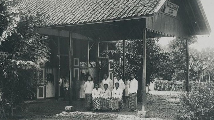 Asal-Usul Sakola Isteri, Sekolah Perempuan Pertama asal Bandung