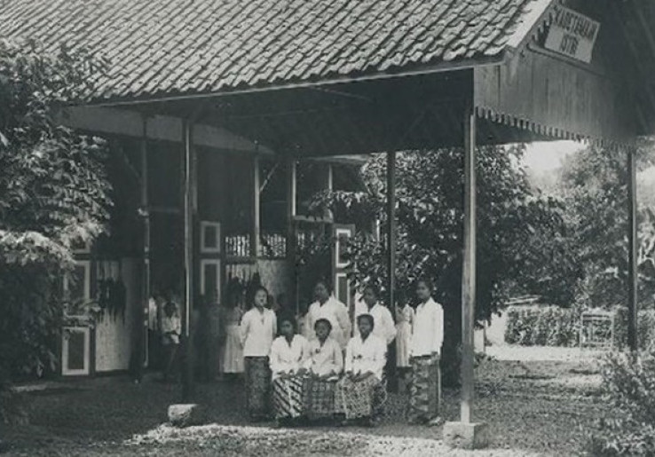 Asal-Usul Sakola Isteri, Sekolah Perempuan Pertama asal Bandung