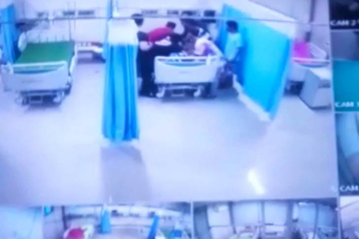 Tangkapan layar video saat pihak keluarga mengangkat jenazah Pasien PDP yang dibawa keluar paksa dari ruang isolasi COVID-19 di Rumah Sakit Khusus Dadi (RSKD) Makassar, Sulawesi Selatan, Kamis (4/6/2020).