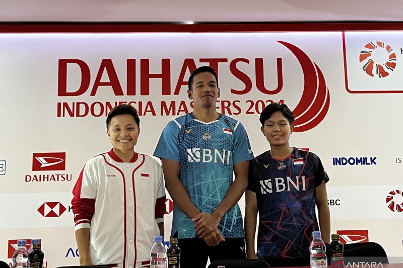 Atlet bulu tangkis Indonesia Apriyani Rahayu, Chico Aura Dwi Wardoyo, dan Siti Fadia Silva Ramadhanti di jumpa pers jelang Indonesia Masters 2024 di Istora Senayan Jakarta, Senin (22/1)