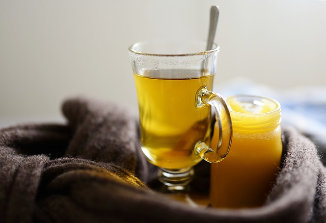 Teh hangat dengan madu bisa menenangkan dan membuat tidurmu nyenyak. (Foto pixabay/congerdesign)