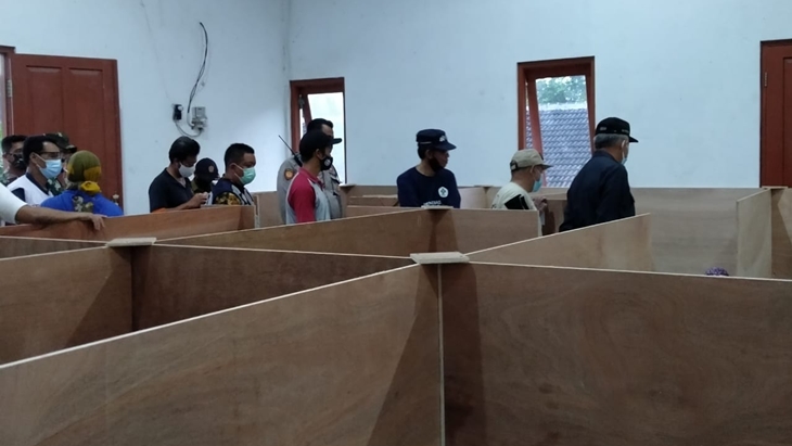 Bupati Sleman Sri Purnomo (kemeja putih ) saat memantau barak pengungsian. (Foto: MP/Humas Pemkab Sleman)