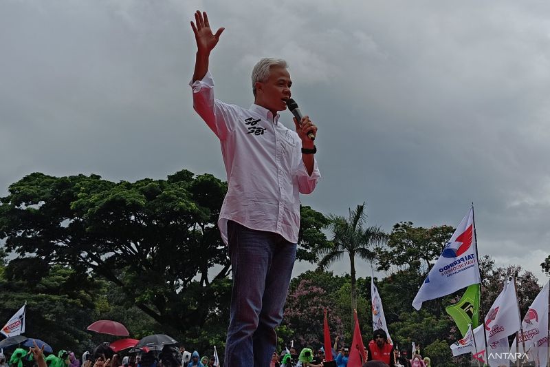 Ganjar mengajak pendukungnya untuk meraih kemenangan hattrick