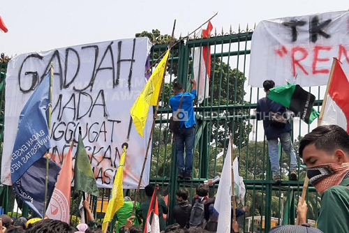 Di Depan Gedung DPR/MPR, Mahasiswa Lempar Botol ke Arah Kapolda Metro Jaya