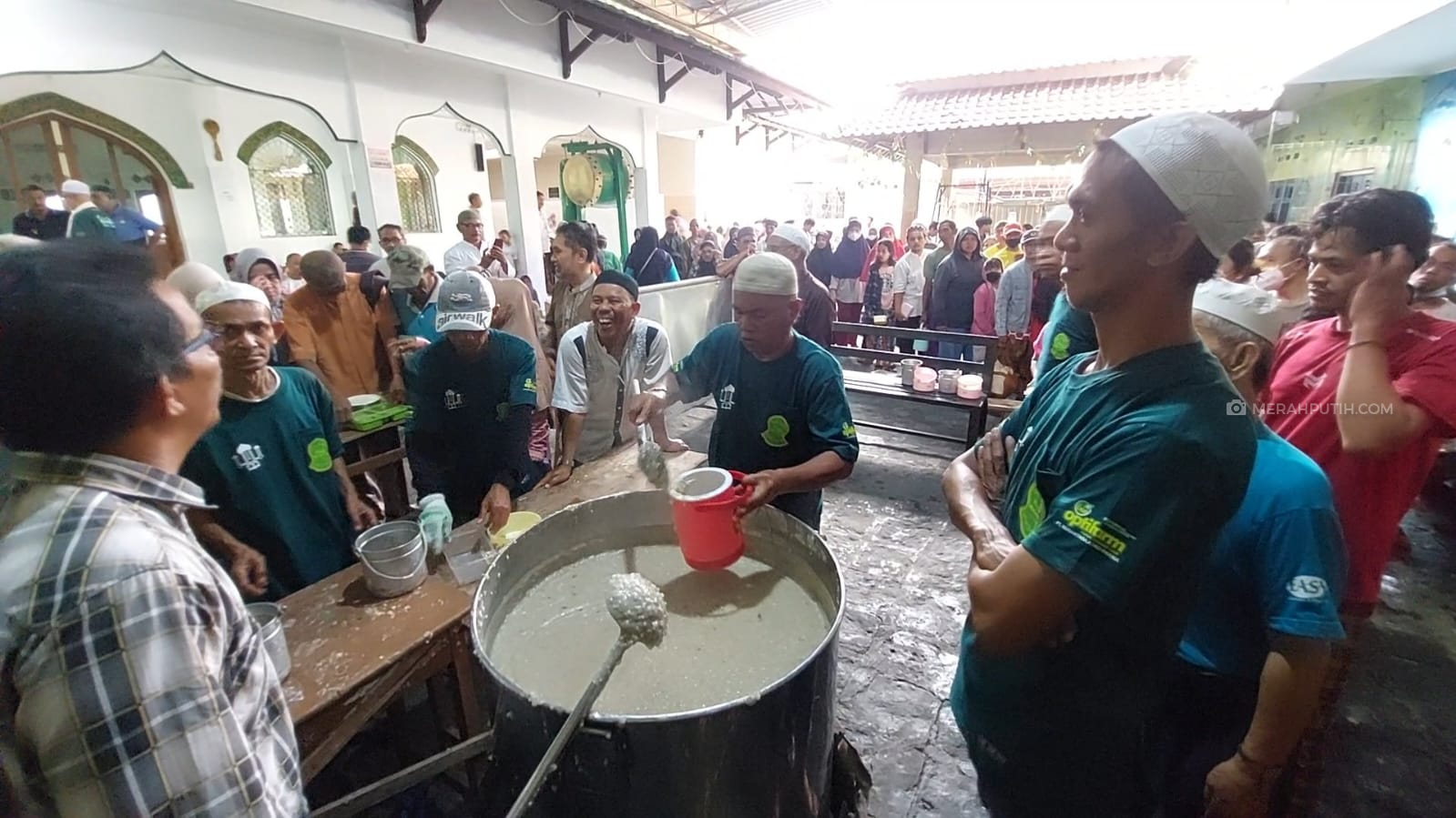 Warga Rela Antre 1.300 Porsi Bubur Banjar di Masjid Darussalam Solo