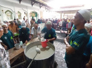 Warga Rela Antre 1.300 Porsi Bubur Banjar di Masjid Darussalam Solo