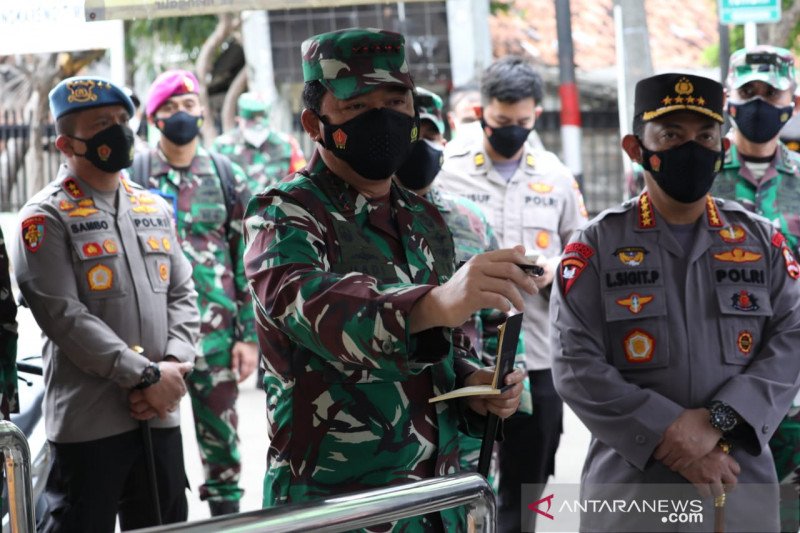 Panglima Tentara Nasional Indonesia Marsekal TNI Hadi Tjahjanto (tengah) mencatat informasi mengenai penanganan COVID-19 di Cengkareng, Jakarta, Kamis (24/6/2021). (ANTARA/HO-Puspen TNI)