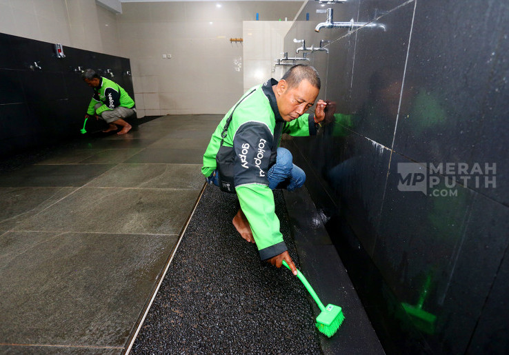 Aksi Ribuan Driver Gojek Bersihkan 147 Masjid di 14 Kota, Pecahkan Rekor MURI