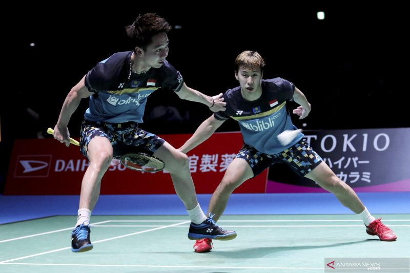 Ganda putra Indonesia Kevin Sanjaya Sukamuljo (kiri) dan Marcus Fernaldi Gideon mengembalikan kok ke ganda putra China Li Junhui dan Liu Yuchen pada semifinal Japan Open 2019 di Musashino Forest Sport Plaza, Tokyo, Jepang, Sabtu (27/7/2019). ANTARA FOTO/Humas PP PBSI-Widya/hma/hp