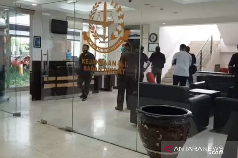 Pegawai Kejaksaan Agung melintas di ruang lobi Gedung Badan Pendidikan dan Pelatihan (Diklat) Kampus B Jalan Raya Ceger, Cipayung, Jakarta Timur, Senin (24/8/2020). Hal itu terjadi usai Gedung Kejagung di Jakarta Selatan terbakar pada Sabtu (22/8/2020) malam. (ANTARA/Andi Firdaus).