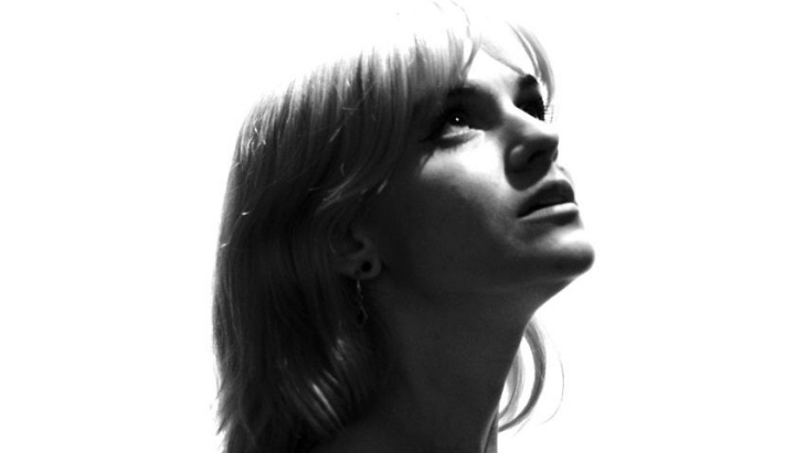 Sarah Barrios Ciptakan Lagu untuk Lawan Internet Troll