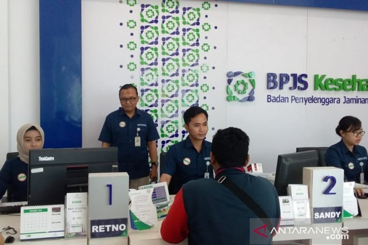 Kepala BPJS Kesehatan Cabang Jember Antokalina Sari Verdiana (dua dari kiri) memantau pelayanan di Kantor BPJS Cabang Jember, Kamis (31/10/2019) (ANTARA/Zumrotun Solichah)