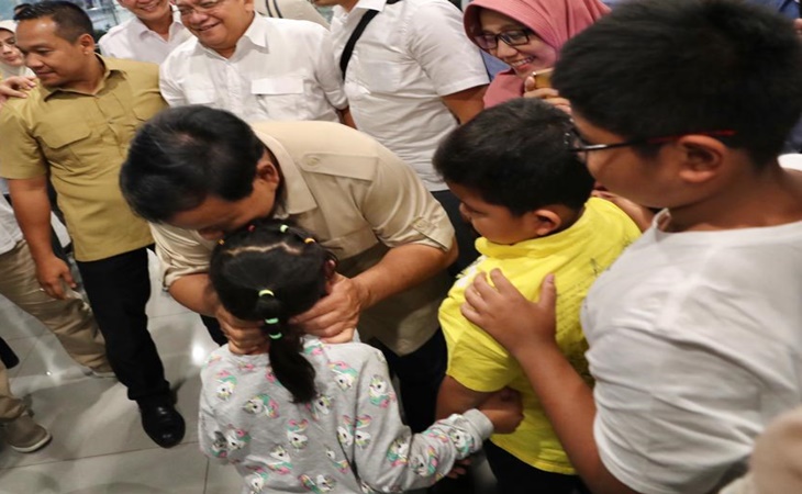Prabowo bersama seorang anak kecil