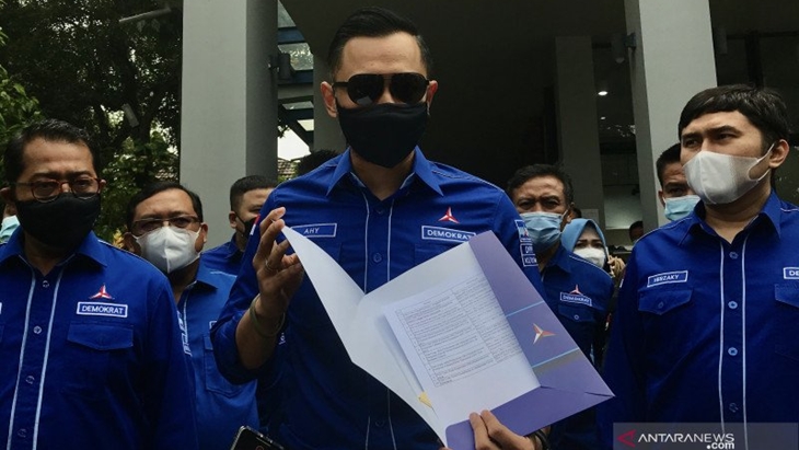 Ketua Umum Partai Demokrat Agus Harimurti Yudhoyono (tengah) menunjukkan surat laporan dan dokumen yang akan dia bawa ke Kementerian Hukum dan Hak Asasi Manusia Republik Indonesia, Jakarta, Senin (8/3/2021), beberapa hari setelah Kongres Luar Biasa di Deli Serdang, minggu lalu. (ANTARA/Genta Tenri Mawangi)