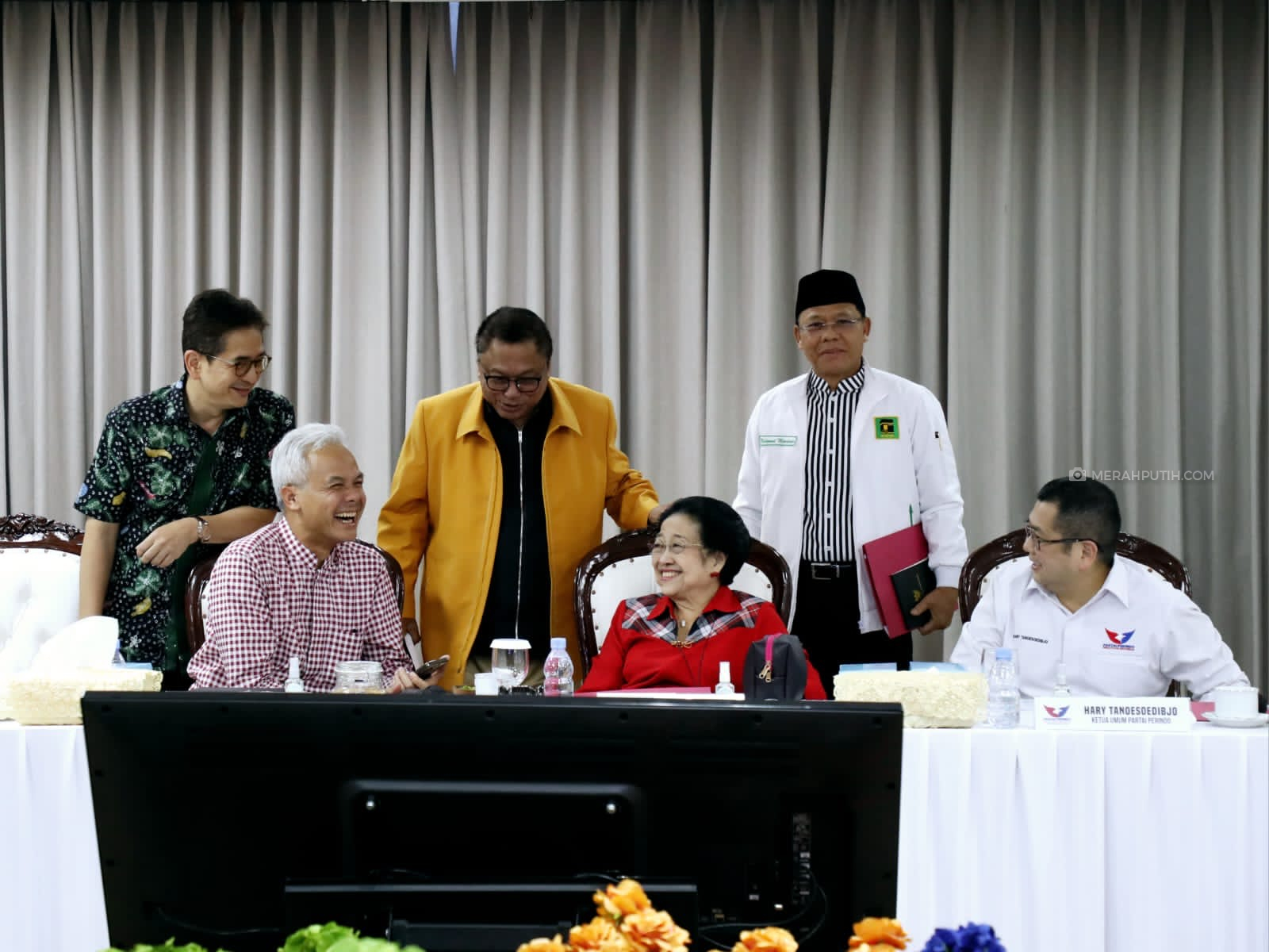 Tawa Lepas Ganjar Bersama Para Ketua Umum Jelang Penutupan Rapat