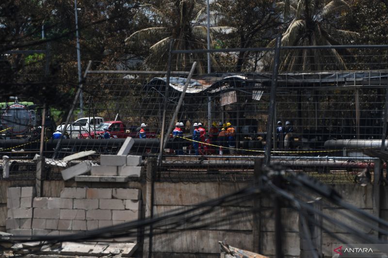 Sejumlah petugas berada di lokasi kebakaran Depo Pertamina Plumpang, Jakarta Utara, Jakarta, Senin (6/3/2023). ANTARA FOTO/Aditya Pradana Putra/rwa