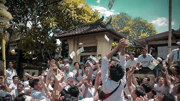 Tradisi Mesuryak asal Bali. (Instagram/@infogrambali)