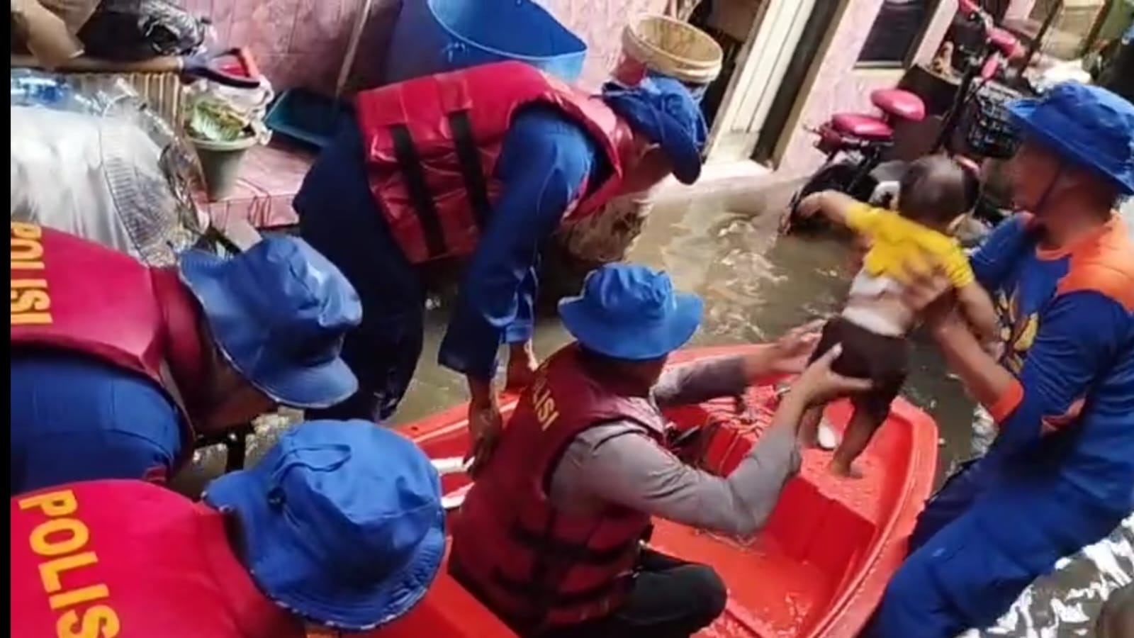 Aksi Ditpolairud Polda Metro Terjang Banjir 50 CM Kebon Pala Jaktim Pakai Perahu 