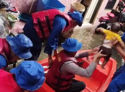 Aksi Ditpolairud Polda Metro Terjang Banjir 50 CM Kebon Pala Jaktim Pakai Perahu 