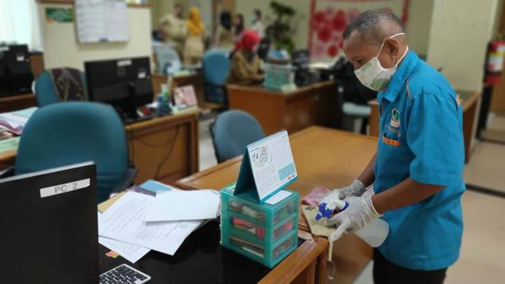 Kantor Dinas Kebersihan DKI Jakarta saat dibersihkan dengan disinfektan. (Foto: Instagram@dinkesdki)